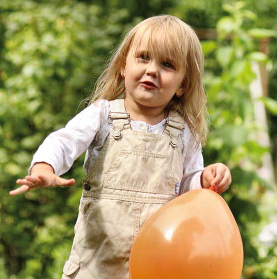 fille jouant au ballon